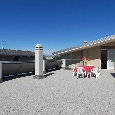 Colorful Attic With Terrace-beahost דירה